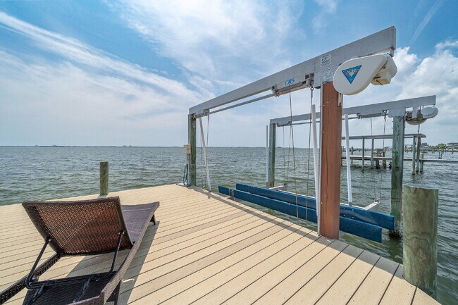 Building Photo - Gorgeous Riverfront 3/2 with dock!!