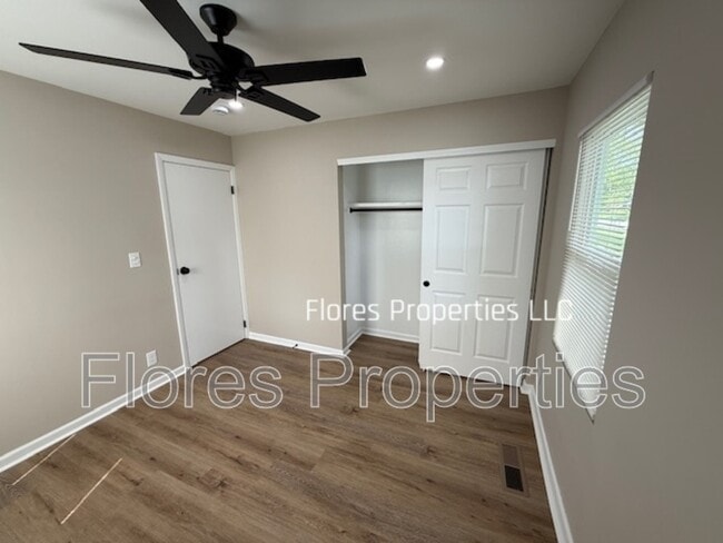 Building Photo - 1300 Evaline Dr