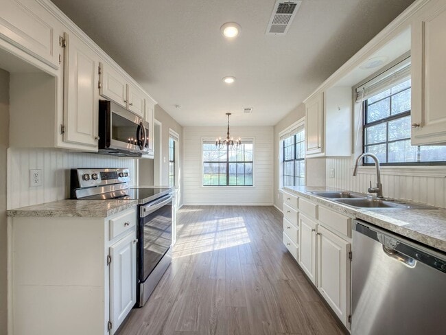 Building Photo - 700 Cedar Ln