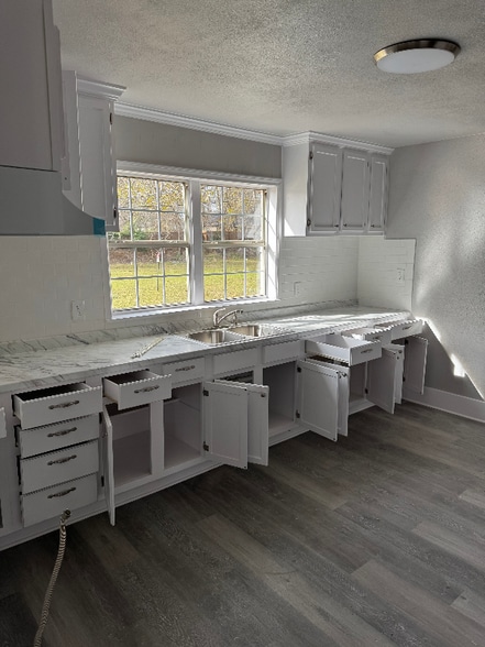 Building Photo - 801 W Queen St