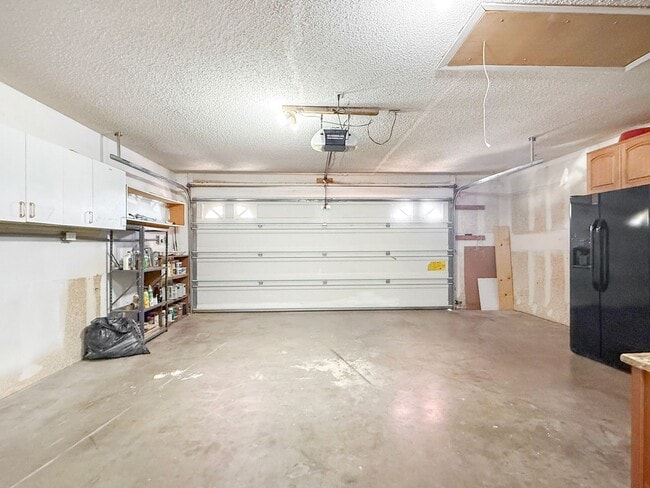 Building Photo - Roomy 5 Bedroom Home with Solar Panels