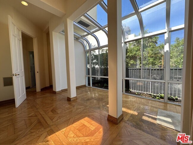 Building Photo - 623 Palisades Ave