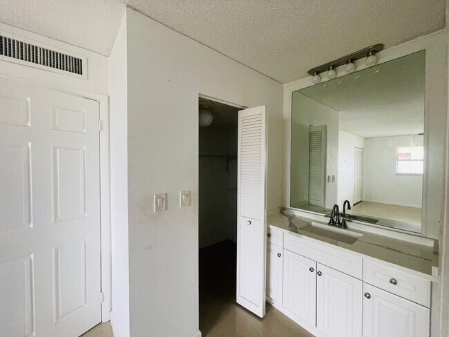 Building Photo - 6300 S Falls Cir Dr