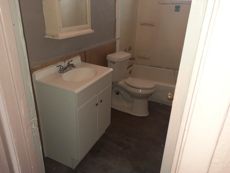 Building Photo - 848 Daffodil Dr