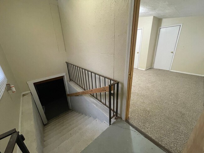 Building Photo - 3 Bedroom 1 Bathroom house Available Now!