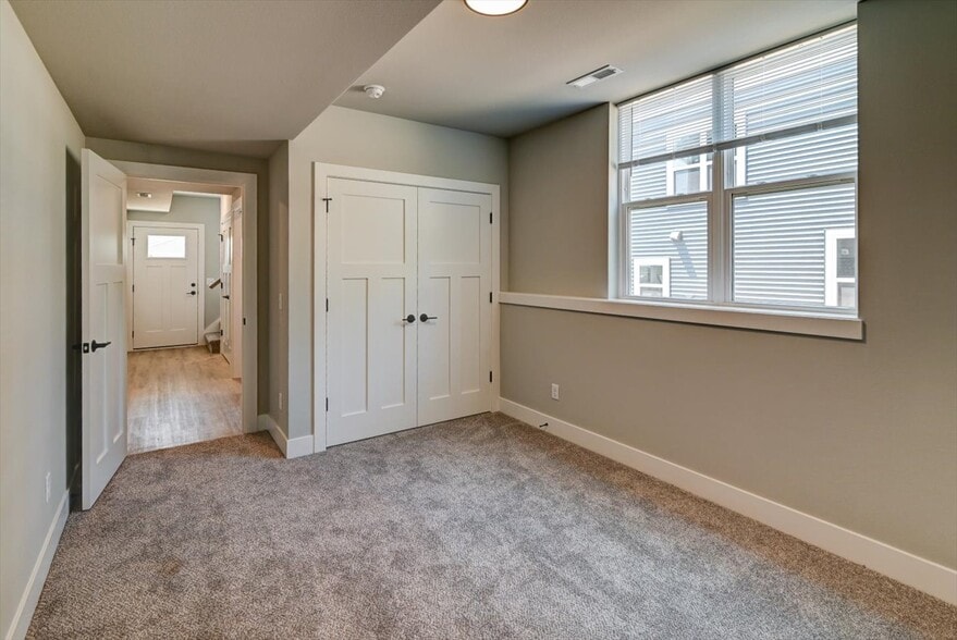 Building Photo - 2940 Blue Grass Dr