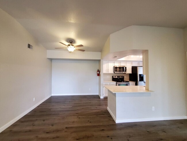 Building Photo - **MOVE IN SPECIAL***HALF OFF FIRST MONTHS RENT. UPSTAIRS 2 BEDROOM CONDO OVERLOOKING GREENBELT