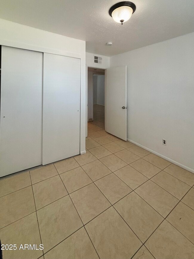 Building Photo - 4842 W Elm St