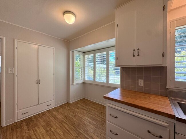 Building Photo - Fabulous single level Lafayette home nestled at the end of a tree-lined drive.