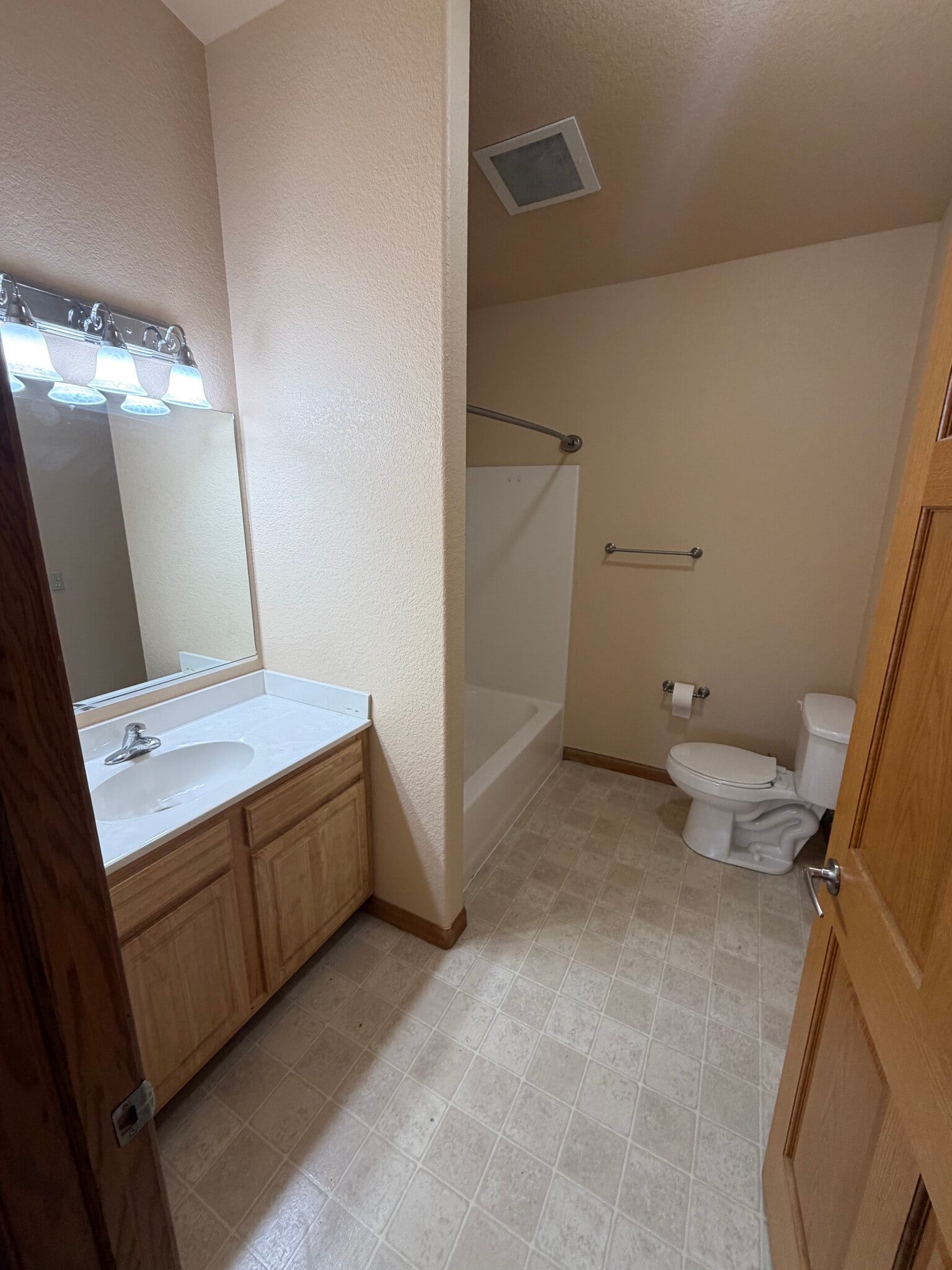 Building Photo - 1632 Evergreen Dr