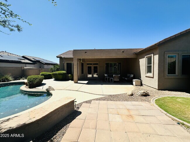 Building Photo - 2720 E Hazeltine Way