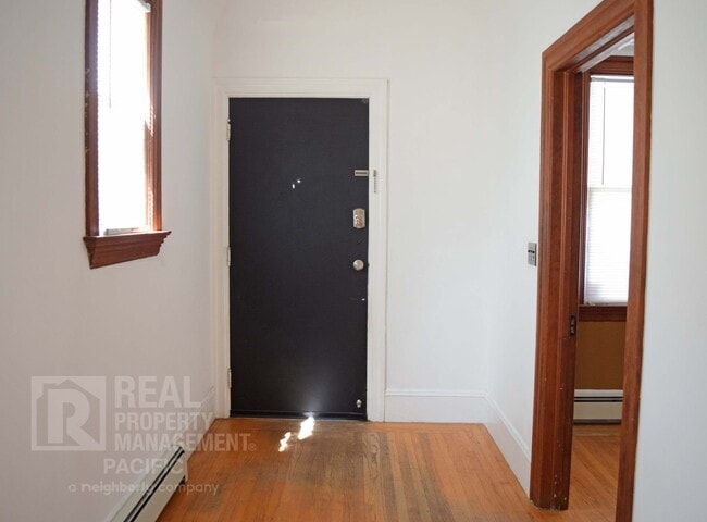 Building Photo - Spacious 3 Bedroom in Prime Location