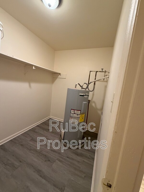 Building Photo - 702 Farmhurst Dr