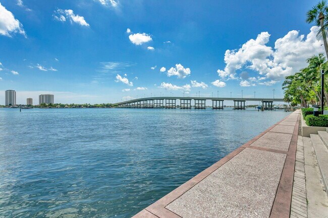 Building Photo - 2650 Lake Shore Dr