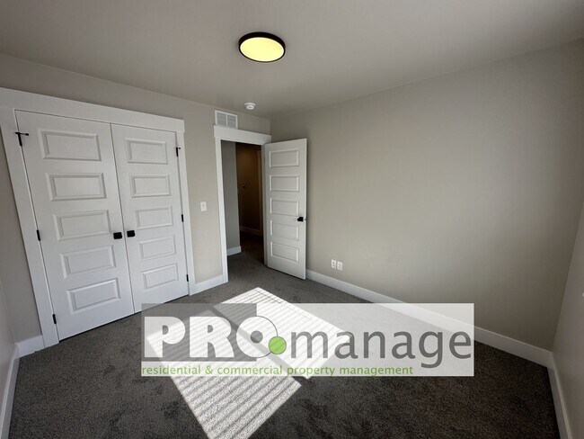 Building Photo - 3 Bed, 2.5 Bath Townhome w/ 2-Car Garage - NEAR NEW - Ammon