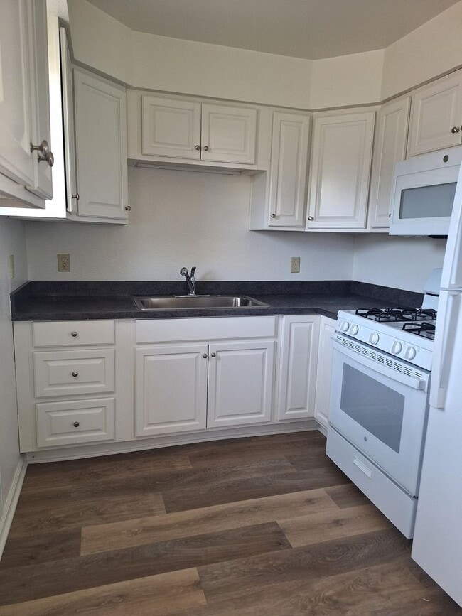 Building Photo - Beautifully Renovated 3-Bedroom, 1-Bath Duplex in Clairemont
