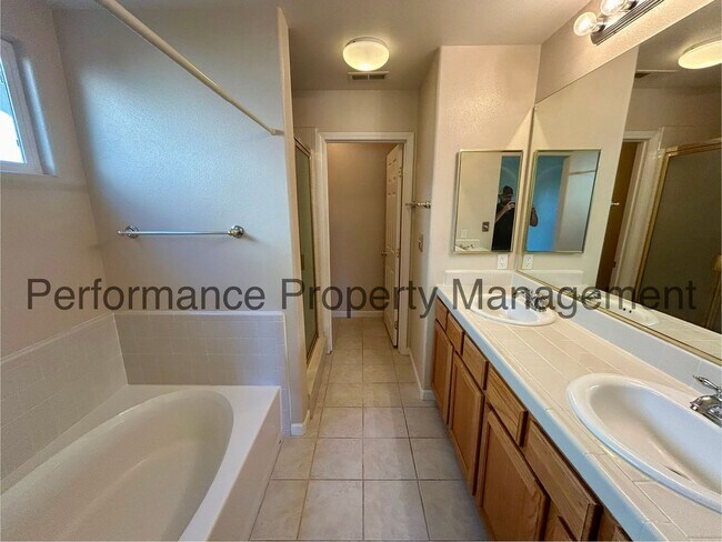 Building Photo - Stunning 3 Bed/2 Bath NW Bakersfield Home ...