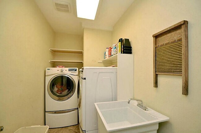 Building Photo - 3202 Bayou Dr