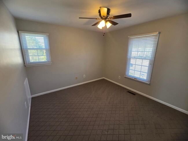 Building Photo - 307 Meadow Ct