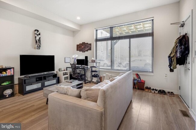 Building Photo - 385 Martin St