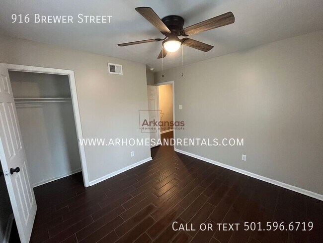 Building Photo - 916 Brewer St