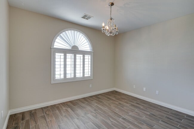 Building Photo - Luxurious 4 bd 3.5 bth Henderson Home in G...