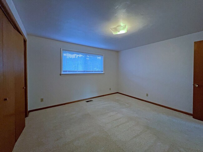 Building Photo - Rental ranch rambler - 3 bed, 2.5 bath, 2 ...