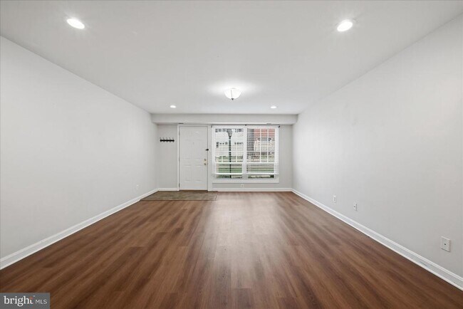 Building Photo - 1193 N Van Dorn St