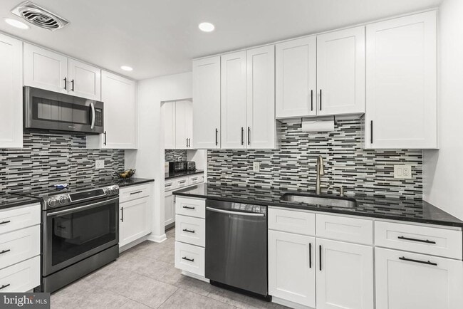 Building Photo - 2216 S Quincy St