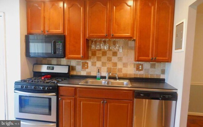 Building Photo - 5600 Bloomfield Dr
