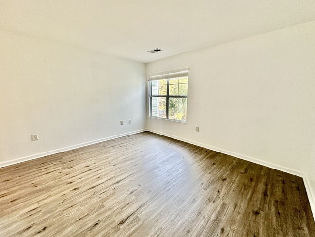 Building Photo - Spacious Three Bedroom Townhome in Old South!