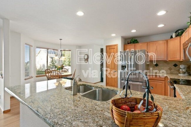 Building Photo - 829 W Sparrow Hawk Dr