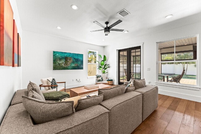 Building Photo - Experience Elegance and Comfort: Spacious ...
