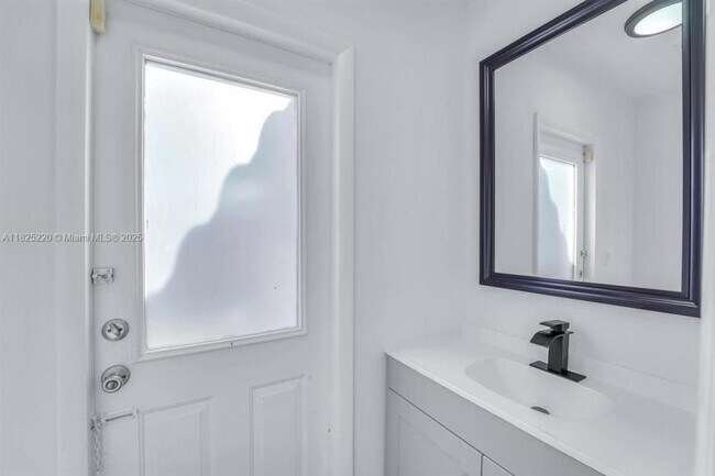 Building Photo - 3 bedroom in Hollywood FL 33021