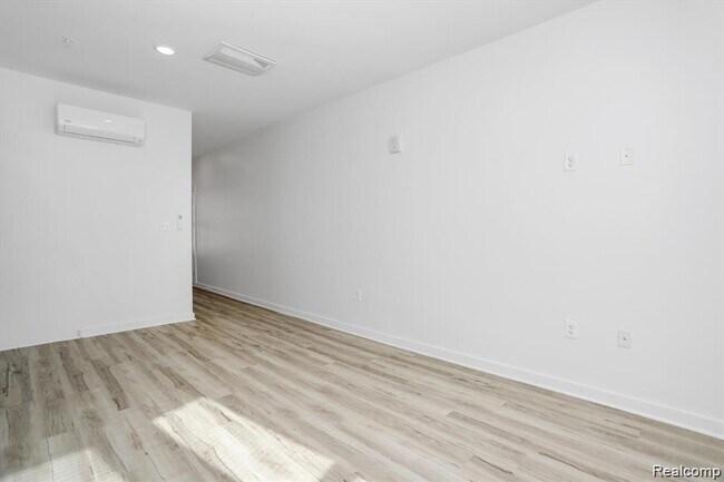 Building Photo - 799 E Grand Blvd