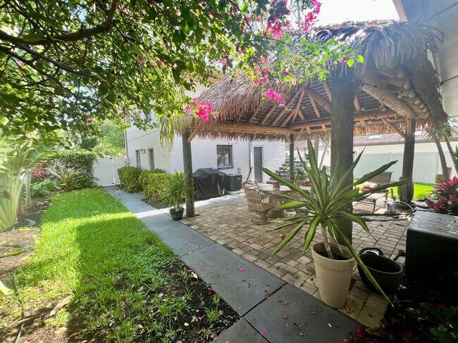 Building Photo - FULLY FURNISHED 2/2 OLD NE BUNGALOW