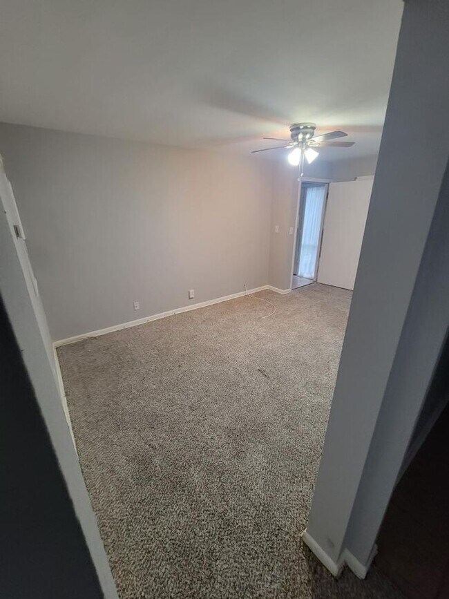 Building Photo - Beautiful 2 Bedroom Unit Available in East...