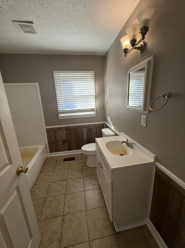 Building Photo - 2223 Carbine St