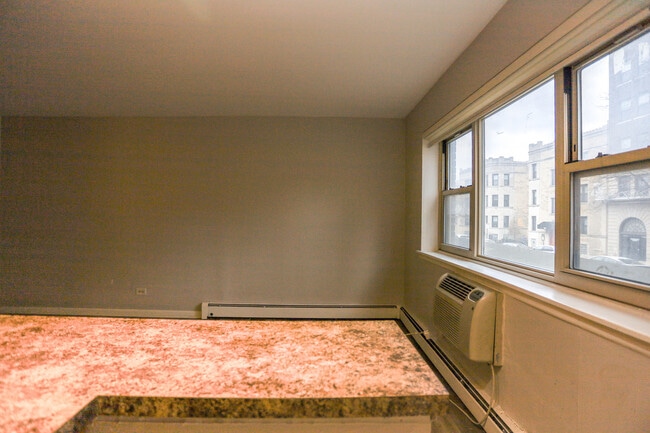 Building Photo - 535 W Briar Pl