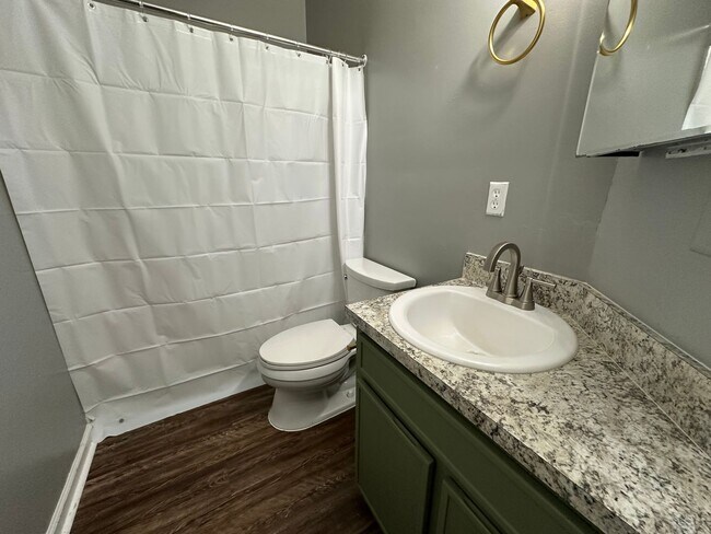 Building Photo - Upstairs unit off Apalachee Parkway!