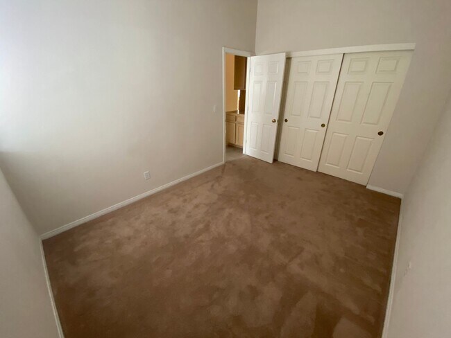 Building Photo - 2 bed/ 2 bath home located in Peccole Ranch