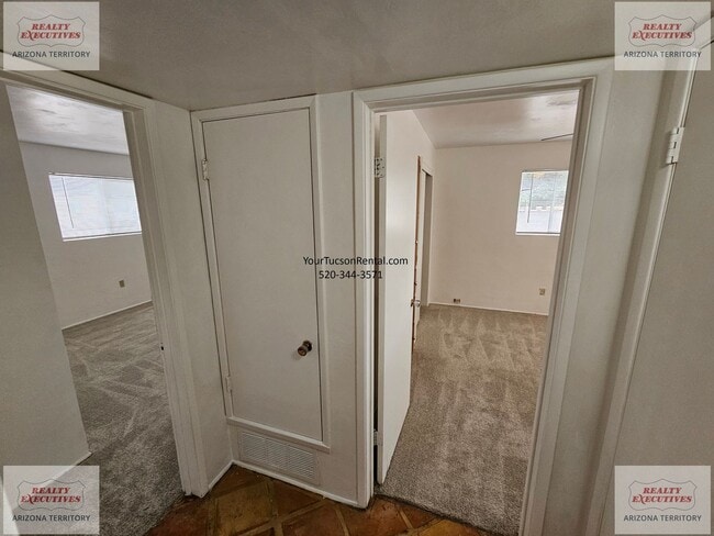 Building Photo - Grant & Silverbell Rd 3/1.5 with A/C $500 Security Deposit