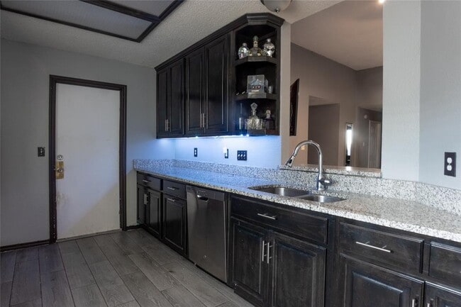 Building Photo - 6914 Trail Lake