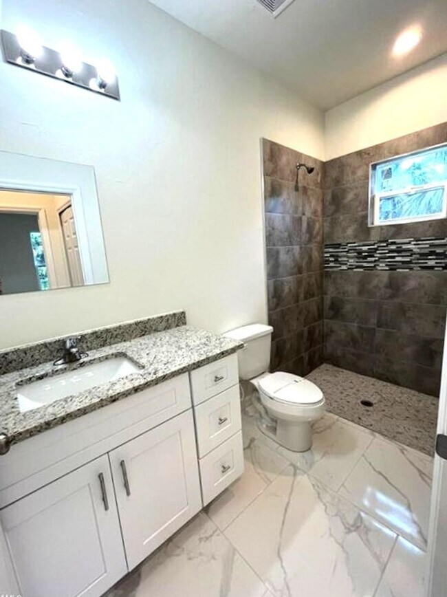 Building Photo - Large 4 bedroom, 3 bath, 2 car garage-MOVE...