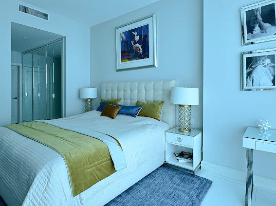 Building Photo - 17001 Collins Ave