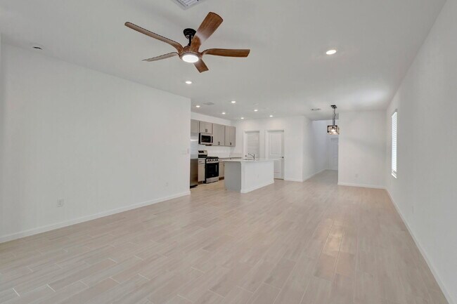 Building Photo - Luxurious Living: Spacious 5-Bedroom Home with Scenic Views in Port Saint Lucie!