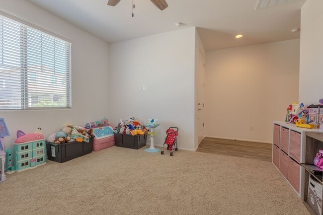 Building Photo - 3 Bedrooms, 2.5 Bathrooms