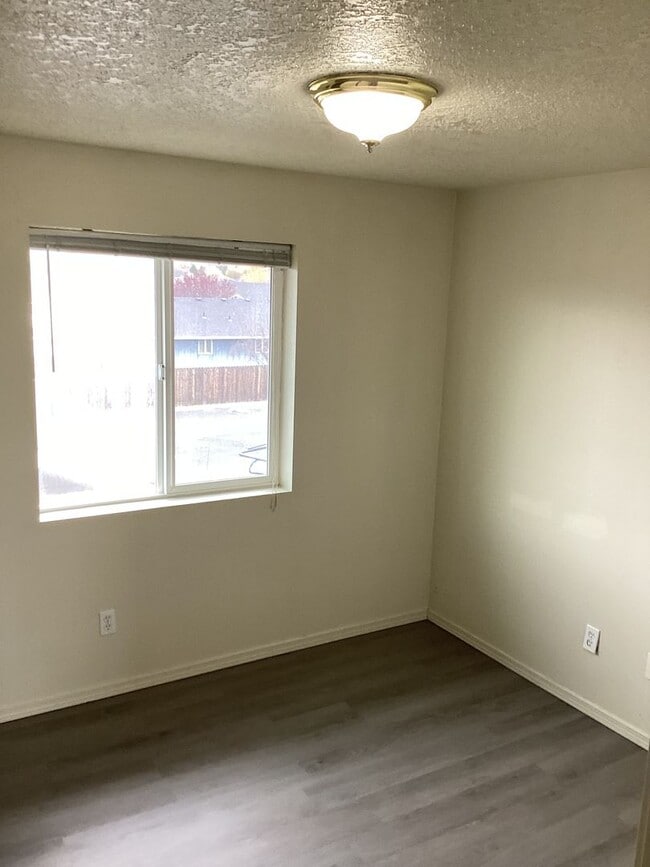 Building Photo - 2040-2040 NE Elk St