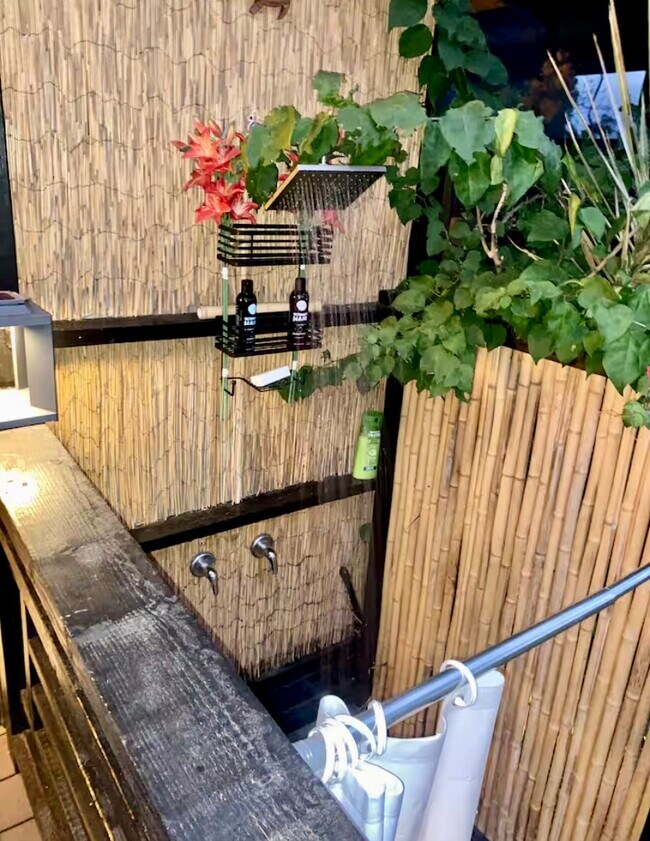 Building Photo - 15-1456-1456 10th Ave