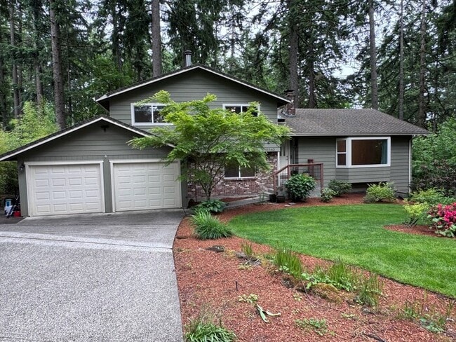 Building Photo - Spacious 4 Bed Home Backing to Private Woodland Trails! Finished Basement, Large Deck, Office, Pe...